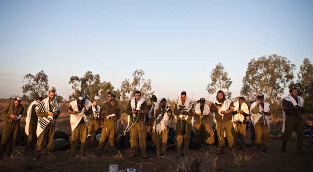 Israeli soldiers pray