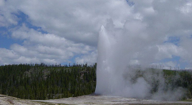 Old Faithful geyser at Yellowstone National Park in Wyoming