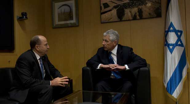 Israeli Defense Minister Moshe Ya'alon (l) and U.S. Secretary of Defense Chuck Hagel