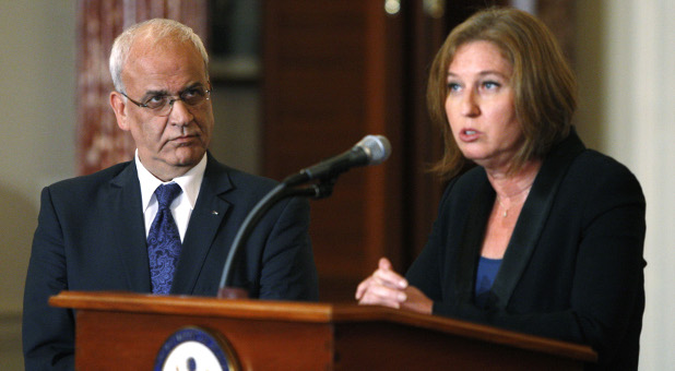 Chief Palestinian negotiator Saeb Erekat (left) and Israels Justice Minister Tzipi Livni