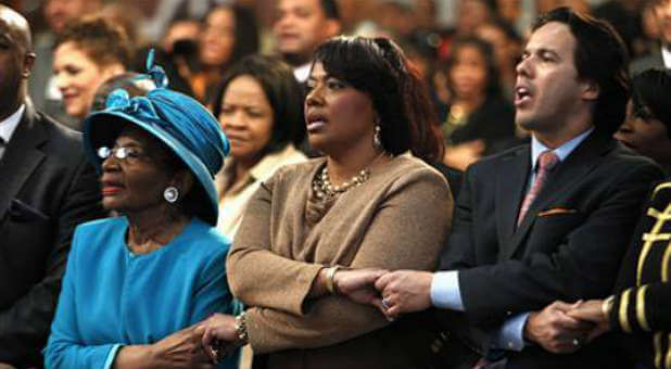 Christine King Farris, Rev. Bernice King, and Rev. Samuel Rodriquez sing